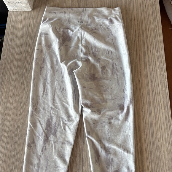 DSG Gray Patterned Women’s High Waisted Cropped Leggings Size L - Picture 4 of 6